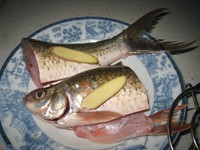 粉葛鲮鱼汤的做法 步骤2